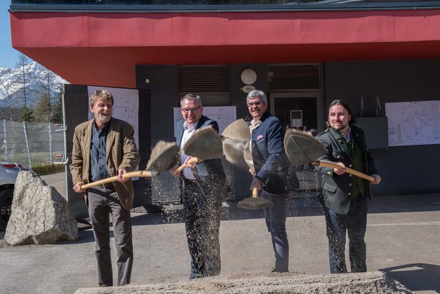 Spatenstich für die neue Ökostromanlage Seefeld (v.li.): Eduard Hiltpolt (Gemeinde), LR Johannes Tratter, Bgm. Werner Frießer, Andreas Glatzl (GF Ortswärme Seefeld). | Foto: Holzknecht