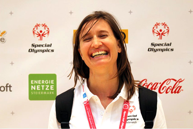 Herzlich und engagiert: Martina Klampfer ist Trainerin des österreichischen Floor-Hockey-Teams und umsorgte bei den Special Olympics auch abseits des Spielfelds ihre Schützlinge. | Foto: Special Olympics/Angelika Groß