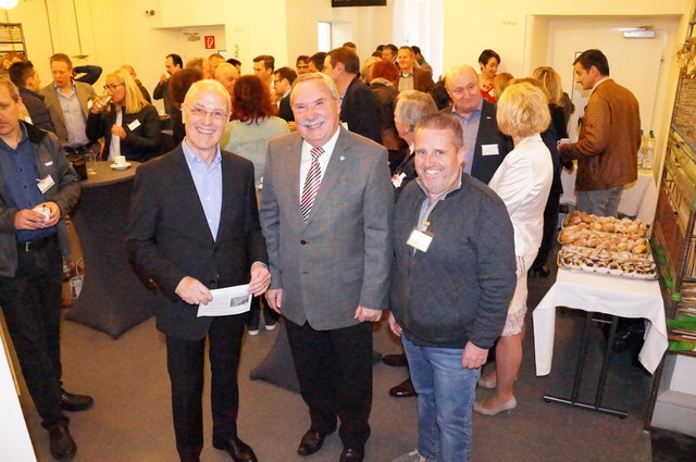 Frühstücken im Wirtschaftspark: Organisator Siegfried Nerath, Bgm. Hans Straßegger und Hausherr Erich Weber.