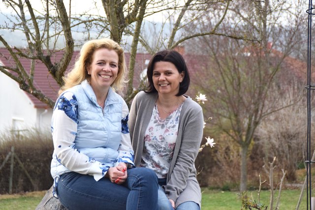 Katja Konrath und Daniela Schwarz hoffen auf ein ergiebiges Obstjahr.