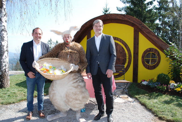 Vor dem Osterhasen-Haus: Tourismusleiter Stefan Meisterle, der Osterhase und Bgm. Karl Dovjak