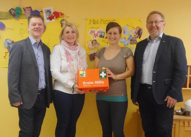 Die ÖVP-Vertreter und die Spielgruppenleiterinnen bei der Übergabe. | Foto: Foto: privat