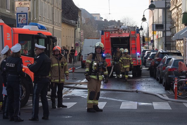 Brand in Linzer Innenstadt
Veröffentlicht am: 31. Mär 2017 09:30
LINZ. Mut hat am Freitag ein Asylwerber aus Afghanistan bei einem Brand in Linz bewiesen. Der Mann, der das Feuer entdeckt hatte, wagte sich ins verrauchte Stiegenhaus vor, lief von Tür zu Tür und klopfte alle Bewohner heraus.

Die Linzer Berufsfeuerwehr musste unter Atemschutz gegen die Flammen vorgehen. Zwei Menschen wurden bei dem Brand in der Eisenhandstraße leicht verletzt. Textquelle: ooe.orf.at

Permalink: http://foke.at/2oFsu30