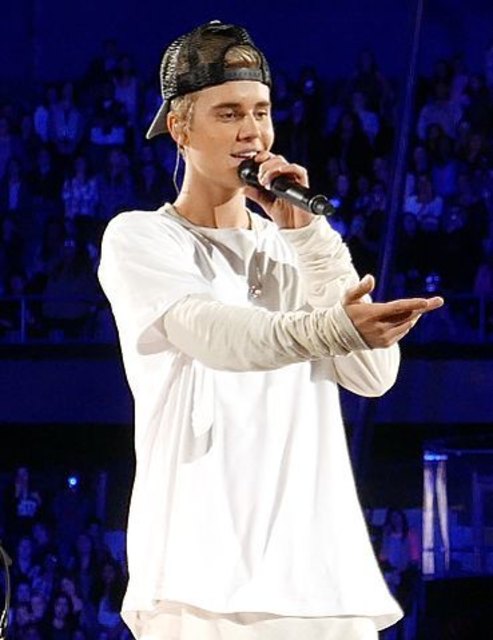 Präsentiert uns Justin Bieber hier seine neue Freundin? | Foto: LouStejskal,Wikipedia CC BY 2.0