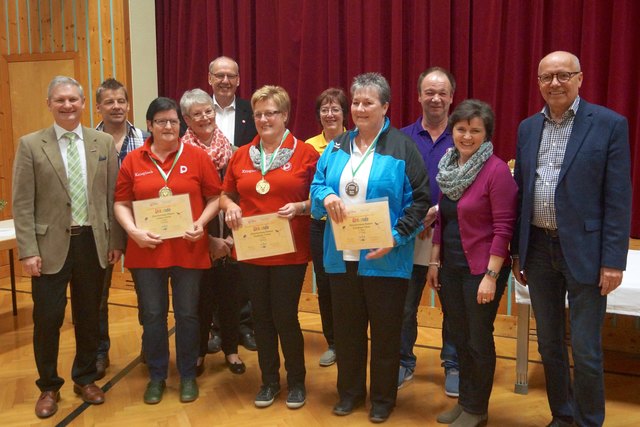 Die besten drei Damen Christa Leitner (2.), Frieda Sindlhofer (1.) und Silvia Scheifinger (3.) mit den Ehrengästen. | Foto: Dolezal