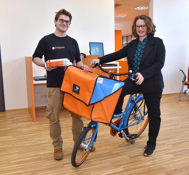 Stadträtin Eva Schobesberger und Sebastian Bornemann von der ÖH zeigen sich vom Lastenfahrrad begeistert. | Foto: Stadt Linz