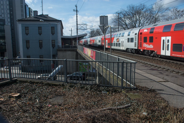 Wo hier Grünfläche ist, wird der Aufzug errichtet. Die Fahrgäste gelangen über die Brücke zum Bahnhofsgebäude. | Foto: ÖBB/Christian Zenger