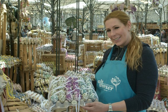 Pamela Priess verkauft handbemalte Ostereier. | Foto: Spitzauer
