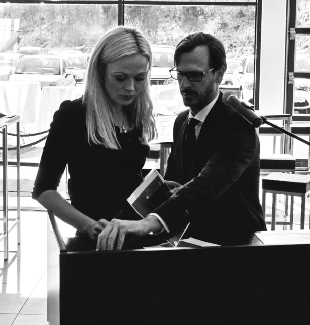 Franz Haidacher und Moderatorin Denise Neher vom ORF besprechen noch Einzelheiten vor der Begrüßung