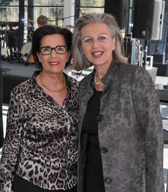 Maria Haidacher im Bild links mit Landesrätin Patricia Zoller-Frischauf
