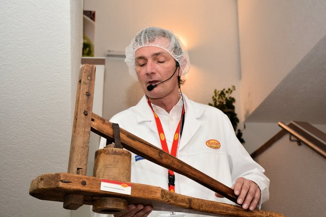 Stefan Recheis gibt Einblick in die Geschichte des Familienbetriebs: mit diesem Nudelbrecher wurden die ersten Teigwaren produziert. | Foto: Stadtmarketing Hall in Tirol/ Hrdina