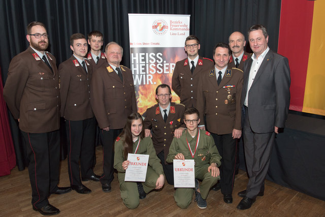 Feuerwehr-Bezirkstagung Linz-Land: Zwei Firmen und Propst Johannes Holzinger mit Medaillen geehrtLEONDING. Wenn es brennt, dann müssen Feuerwehrleute in den Einsatz – egal ob in der Nacht oder während der Arbeitszeit. Ohne Zustimmung der Arbeitgeber wäre letzteres unmöglich, deshalb wurden bei der Bezirkstagung der Feuerwehren vom Bezirk Linz-Land am 23. März 2017 die Firma Hierzer aus Wilhering und die Firma Almi aus Oftering geehrt. Ihnen wurde die „große Florian Ehrenmedaille in Bronze“ vom Landesfeuer