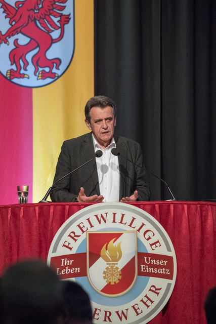 Feuerwehr-Bezirkstagung Linz-Land: Zwei Firmen und Propst Johannes Holzinger mit Medaillen geehrtLEONDING. Wenn es brennt, dann müssen Feuerwehrleute in den Einsatz – egal ob in der Nacht oder während der Arbeitszeit. Ohne Zustimmung der Arbeitgeber wäre letzteres unmöglich, deshalb wurden bei der Bezirkstagung der Feuerwehren vom Bezirk Linz-Land am 23. März 2017 die Firma Hierzer aus Wilhering und die Firma Almi aus Oftering geehrt. Ihnen wurde die „große Florian Ehrenmedaille in Bronze“ vom Landesfeuer