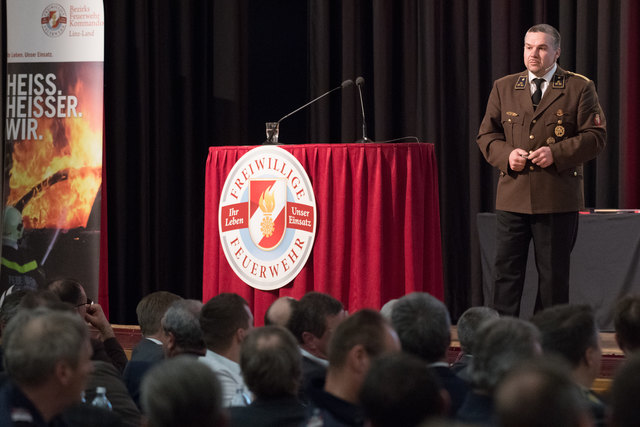 Feuerwehr-Bezirkstagung Linz-Land: Zwei Firmen und Propst Johannes Holzinger mit Medaillen geehrtLEONDING. Wenn es brennt, dann müssen Feuerwehrleute in den Einsatz – egal ob in der Nacht oder während der Arbeitszeit. Ohne Zustimmung der Arbeitgeber wäre letzteres unmöglich, deshalb wurden bei der Bezirkstagung der Feuerwehren vom Bezirk Linz-Land am 23. März 2017 die Firma Hierzer aus Wilhering und die Firma Almi aus Oftering geehrt. Ihnen wurde die „große Florian Ehrenmedaille in Bronze“ vom Landesfeuer