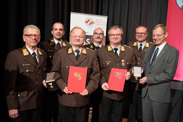 Feuerwehr-Bezirkstagung Linz-Land: Zwei Firmen und Propst Johannes Holzinger mit Medaillen geehrtLEONDING. Wenn es brennt, dann müssen Feuerwehrleute in den Einsatz – egal ob in der Nacht oder während der Arbeitszeit. Ohne Zustimmung der Arbeitgeber wäre letzteres unmöglich, deshalb wurden bei der Bezirkstagung der Feuerwehren vom Bezirk Linz-Land am 23. März 2017 die Firma Hierzer aus Wilhering und die Firma Almi aus Oftering geehrt. Ihnen wurde die „große Florian Ehrenmedaille in Bronze“ vom Landesfeuer