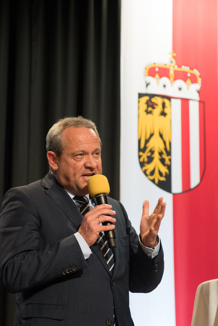 Feuerwehr-Bezirkstagung Linz-Land: Zwei Firmen und Propst Johannes Holzinger mit Medaillen geehrtLEONDING. Wenn es brennt, dann müssen Feuerwehrleute in den Einsatz – egal ob in der Nacht oder während der Arbeitszeit. Ohne Zustimmung der Arbeitgeber wäre letzteres unmöglich, deshalb wurden bei der Bezirkstagung der Feuerwehren vom Bezirk Linz-Land am 23. März 2017 die Firma Hierzer aus Wilhering und die Firma Almi aus Oftering geehrt. Ihnen wurde die „große Florian Ehrenmedaille in Bronze“ vom Landesfeuer