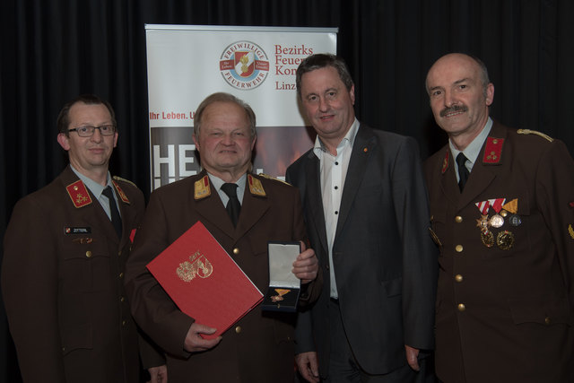 Feuerwehr-Bezirkstagung Linz-Land: Zwei Firmen und Propst Johannes Holzinger mit Medaillen geehrtLEONDING. Wenn es brennt, dann müssen Feuerwehrleute in den Einsatz – egal ob in der Nacht oder während der Arbeitszeit. Ohne Zustimmung der Arbeitgeber wäre letzteres unmöglich, deshalb wurden bei der Bezirkstagung der Feuerwehren vom Bezirk Linz-Land am 23. März 2017 die Firma Hierzer aus Wilhering und die Firma Almi aus Oftering geehrt. Ihnen wurde die „große Florian Ehrenmedaille in Bronze“ vom Landesfeuer