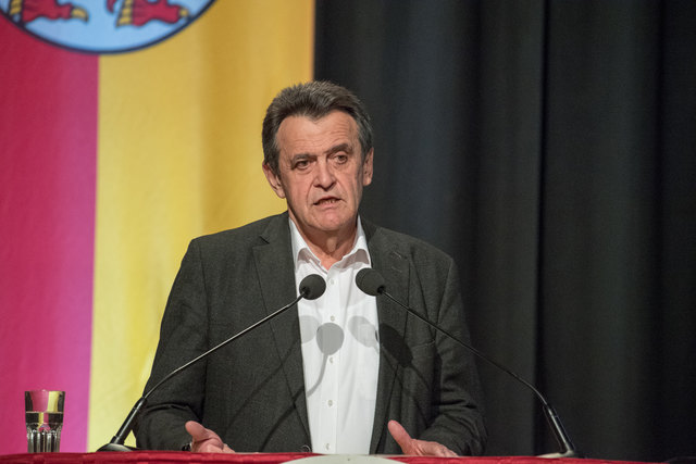 Feuerwehr-Bezirkstagung Linz-Land: Zwei Firmen und Propst Johannes Holzinger mit Medaillen geehrtLEONDING. Wenn es brennt, dann müssen Feuerwehrleute in den Einsatz – egal ob in der Nacht oder während der Arbeitszeit. Ohne Zustimmung der Arbeitgeber wäre letzteres unmöglich, deshalb wurden bei der Bezirkstagung der Feuerwehren vom Bezirk Linz-Land am 23. März 2017 die Firma Hierzer aus Wilhering und die Firma Almi aus Oftering geehrt. Ihnen wurde die „große Florian Ehrenmedaille in Bronze“ vom Landesfeuer