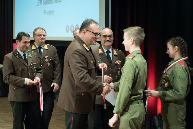Feuerwehr-Bezirkstagung Linz-Land: Zwei Firmen und Propst Johannes Holzinger mit Medaillen geehrtLEONDING. Wenn es brennt, dann müssen Feuerwehrleute in den Einsatz – egal ob in der Nacht oder während der Arbeitszeit. Ohne Zustimmung der Arbeitgeber wäre letzteres unmöglich, deshalb wurden bei der Bezirkstagung der Feuerwehren vom Bezirk Linz-Land am 23. März 2017 die Firma Hierzer aus Wilhering und die Firma Almi aus Oftering geehrt. Ihnen wurde die „große Florian Ehrenmedaille in Bronze“ vom Landesfeuer