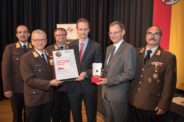 Feuerwehr-Bezirkstagung Linz-Land: Zwei Firmen und Propst Johannes Holzinger mit Medaillen geehrtLEONDING. Wenn es brennt, dann müssen Feuerwehrleute in den Einsatz – egal ob in der Nacht oder während der Arbeitszeit. Ohne Zustimmung der Arbeitgeber wäre letzteres unmöglich, deshalb wurden bei der Bezirkstagung der Feuerwehren vom Bezirk Linz-Land am 23. März 2017 die Firma Hierzer aus Wilhering und die Firma Almi aus Oftering geehrt. Ihnen wurde die „große Florian Ehrenmedaille in Bronze“ vom Landesfeuer