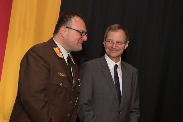 Feuerwehr-Bezirkstagung Linz-Land: Zwei Firmen und Propst Johannes Holzinger mit Medaillen geehrtLEONDING. Wenn es brennt, dann müssen Feuerwehrleute in den Einsatz – egal ob in der Nacht oder während der Arbeitszeit. Ohne Zustimmung der Arbeitgeber wäre letzteres unmöglich, deshalb wurden bei der Bezirkstagung der Feuerwehren vom Bezirk Linz-Land am 23. März 2017 die Firma Hierzer aus Wilhering und die Firma Almi aus Oftering geehrt. Ihnen wurde die „große Florian Ehrenmedaille in Bronze“ vom Landesfeuer