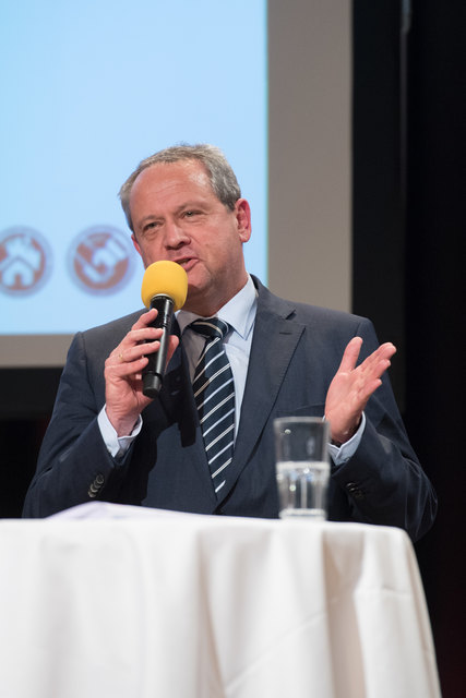 Feuerwehr-Bezirkstagung Linz-Land: Zwei Firmen und Propst Johannes Holzinger mit Medaillen geehrtLEONDING. Wenn es brennt, dann müssen Feuerwehrleute in den Einsatz – egal ob in der Nacht oder während der Arbeitszeit. Ohne Zustimmung der Arbeitgeber wäre letzteres unmöglich, deshalb wurden bei der Bezirkstagung der Feuerwehren vom Bezirk Linz-Land am 23. März 2017 die Firma Hierzer aus Wilhering und die Firma Almi aus Oftering geehrt. Ihnen wurde die „große Florian Ehrenmedaille in Bronze“ vom Landesfeuer