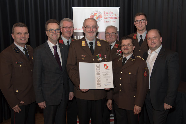 Feuerwehr-Bezirkstagung Linz-Land: Zwei Firmen und Propst Johannes Holzinger mit Medaillen geehrtLEONDING. Wenn es brennt, dann müssen Feuerwehrleute in den Einsatz – egal ob in der Nacht oder während der Arbeitszeit. Ohne Zustimmung der Arbeitgeber wäre letzteres unmöglich, deshalb wurden bei der Bezirkstagung der Feuerwehren vom Bezirk Linz-Land am 23. März 2017 die Firma Hierzer aus Wilhering und die Firma Almi aus Oftering geehrt. Ihnen wurde die „große Florian Ehrenmedaille in Bronze“ vom Landesfeuer