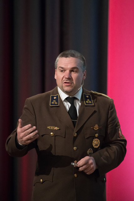Feuerwehr-Bezirkstagung Linz-Land: Zwei Firmen und Propst Johannes Holzinger mit Medaillen geehrtLEONDING. Wenn es brennt, dann müssen Feuerwehrleute in den Einsatz – egal ob in der Nacht oder während der Arbeitszeit. Ohne Zustimmung der Arbeitgeber wäre letzteres unmöglich, deshalb wurden bei der Bezirkstagung der Feuerwehren vom Bezirk Linz-Land am 23. März 2017 die Firma Hierzer aus Wilhering und die Firma Almi aus Oftering geehrt. Ihnen wurde die „große Florian Ehrenmedaille in Bronze“ vom Landesfeuer
