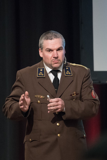 Feuerwehr-Bezirkstagung Linz-Land: Zwei Firmen und Propst Johannes Holzinger mit Medaillen geehrtLEONDING. Wenn es brennt, dann müssen Feuerwehrleute in den Einsatz – egal ob in der Nacht oder während der Arbeitszeit. Ohne Zustimmung der Arbeitgeber wäre letzteres unmöglich, deshalb wurden bei der Bezirkstagung der Feuerwehren vom Bezirk Linz-Land am 23. März 2017 die Firma Hierzer aus Wilhering und die Firma Almi aus Oftering geehrt. Ihnen wurde die „große Florian Ehrenmedaille in Bronze“ vom Landesfeuer