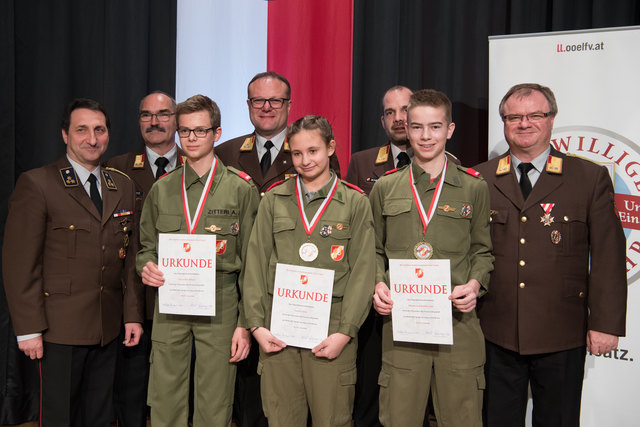 Feuerwehr-Bezirkstagung Linz-Land: Zwei Firmen und Propst Johannes Holzinger mit Medaillen geehrtLEONDING. Wenn es brennt, dann müssen Feuerwehrleute in den Einsatz – egal ob in der Nacht oder während der Arbeitszeit. Ohne Zustimmung der Arbeitgeber wäre letzteres unmöglich, deshalb wurden bei der Bezirkstagung der Feuerwehren vom Bezirk Linz-Land am 23. März 2017 die Firma Hierzer aus Wilhering und die Firma Almi aus Oftering geehrt. Ihnen wurde die „große Florian Ehrenmedaille in Bronze“ vom Landesfeuer