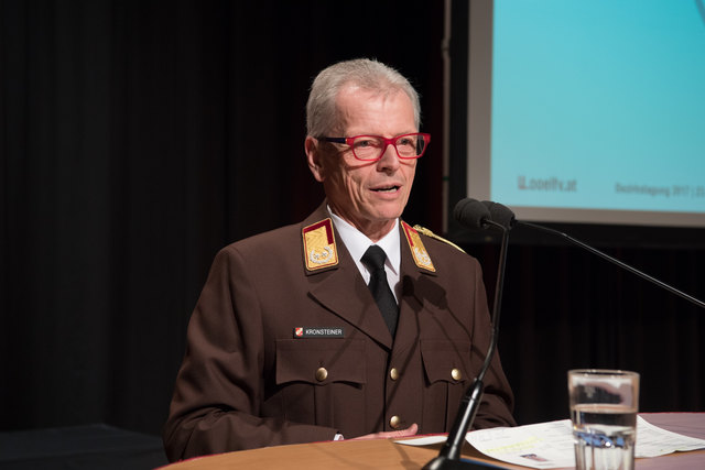Feuerwehr-Bezirkstagung Linz-Land: Zwei Firmen und Propst Johannes Holzinger mit Medaillen geehrtLEONDING. Wenn es brennt, dann müssen Feuerwehrleute in den Einsatz – egal ob in der Nacht oder während der Arbeitszeit. Ohne Zustimmung der Arbeitgeber wäre letzteres unmöglich, deshalb wurden bei der Bezirkstagung der Feuerwehren vom Bezirk Linz-Land am 23. März 2017 die Firma Hierzer aus Wilhering und die Firma Almi aus Oftering geehrt. Ihnen wurde die „große Florian Ehrenmedaille in Bronze“ vom Landesfeuer