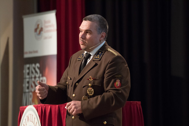Feuerwehr-Bezirkstagung Linz-Land: Zwei Firmen und Propst Johannes Holzinger mit Medaillen geehrtLEONDING. Wenn es brennt, dann müssen Feuerwehrleute in den Einsatz – egal ob in der Nacht oder während der Arbeitszeit. Ohne Zustimmung der Arbeitgeber wäre letzteres unmöglich, deshalb wurden bei der Bezirkstagung der Feuerwehren vom Bezirk Linz-Land am 23. März 2017 die Firma Hierzer aus Wilhering und die Firma Almi aus Oftering geehrt. Ihnen wurde die „große Florian Ehrenmedaille in Bronze“ vom Landesfeuer