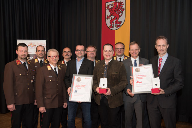 Feuerwehr-Bezirkstagung Linz-Land: Zwei Firmen und Propst Johannes Holzinger mit Medaillen geehrtLEONDING. Wenn es brennt, dann müssen Feuerwehrleute in den Einsatz – egal ob in der Nacht oder während der Arbeitszeit. Ohne Zustimmung der Arbeitgeber wäre letzteres unmöglich, deshalb wurden bei der Bezirkstagung der Feuerwehren vom Bezirk Linz-Land am 23. März 2017 die Firma Hierzer aus Wilhering und die Firma Almi aus Oftering geehrt. Ihnen wurde die „große Florian Ehrenmedaille in Bronze“ vom Landesfeuer