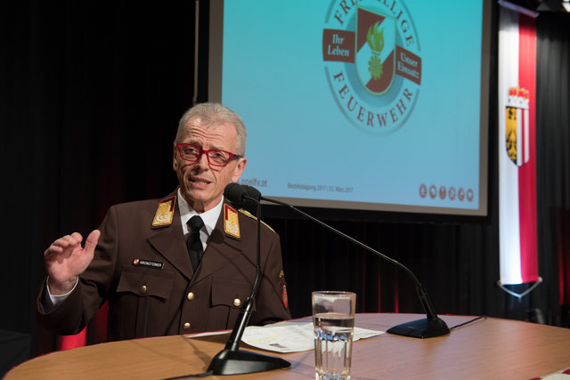 Feuerwehr-Bezirkstagung Linz-Land: Zwei Firmen und Propst Johannes Holzinger mit Medaillen geehrtLEONDING. Wenn es brennt, dann müssen Feuerwehrleute in den Einsatz – egal ob in der Nacht oder während der Arbeitszeit. Ohne Zustimmung der Arbeitgeber wäre letzteres unmöglich, deshalb wurden bei der Bezirkstagung der Feuerwehren vom Bezirk Linz-Land am 23. März 2017 die Firma Hierzer aus Wilhering und die Firma Almi aus Oftering geehrt. Ihnen wurde die „große Florian Ehrenmedaille in Bronze“ vom Landesfeuer