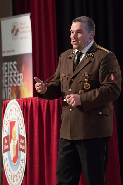 Feuerwehr-Bezirkstagung Linz-Land: Zwei Firmen und Propst Johannes Holzinger mit Medaillen geehrtLEONDING. Wenn es brennt, dann müssen Feuerwehrleute in den Einsatz – egal ob in der Nacht oder während der Arbeitszeit. Ohne Zustimmung der Arbeitgeber wäre letzteres unmöglich, deshalb wurden bei der Bezirkstagung der Feuerwehren vom Bezirk Linz-Land am 23. März 2017 die Firma Hierzer aus Wilhering und die Firma Almi aus Oftering geehrt. Ihnen wurde die „große Florian Ehrenmedaille in Bronze“ vom Landesfeuer