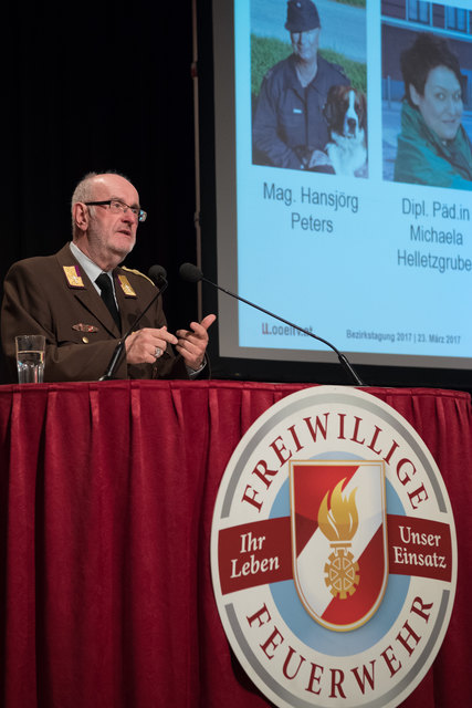 Feuerwehr-Bezirkstagung Linz-Land: Zwei Firmen und Propst Johannes Holzinger mit Medaillen geehrtLEONDING. Wenn es brennt, dann müssen Feuerwehrleute in den Einsatz – egal ob in der Nacht oder während der Arbeitszeit. Ohne Zustimmung der Arbeitgeber wäre letzteres unmöglich, deshalb wurden bei der Bezirkstagung der Feuerwehren vom Bezirk Linz-Land am 23. März 2017 die Firma Hierzer aus Wilhering und die Firma Almi aus Oftering geehrt. Ihnen wurde die „große Florian Ehrenmedaille in Bronze“ vom Landesfeuer