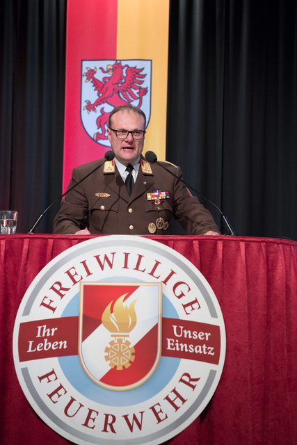 Feuerwehr-Bezirkstagung Linz-Land: Zwei Firmen und Propst Johannes Holzinger mit Medaillen geehrtLEONDING. Wenn es brennt, dann müssen Feuerwehrleute in den Einsatz – egal ob in der Nacht oder während der Arbeitszeit. Ohne Zustimmung der Arbeitgeber wäre letzteres unmöglich, deshalb wurden bei der Bezirkstagung der Feuerwehren vom Bezirk Linz-Land am 23. März 2017 die Firma Hierzer aus Wilhering und die Firma Almi aus Oftering geehrt. Ihnen wurde die „große Florian Ehrenmedaille in Bronze“ vom Landesfeuer