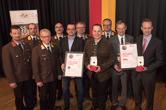 Feuerwehr-Bezirkstagung Linz-Land: Zwei Firmen und Propst Johannes Holzinger mit Medaillen geehrtLEONDING. Wenn es brennt, dann müssen Feuerwehrleute in den Einsatz – egal ob in der Nacht oder während der Arbeitszeit. Ohne Zustimmung der Arbeitgeber wäre letzteres unmöglich, deshalb wurden bei der Bezirkstagung der Feuerwehren vom Bezirk Linz-Land am 23. März 2017 die Firma Hierzer aus Wilhering und die Firma Almi aus Oftering geehrt. Ihnen wurde die „große Florian Ehrenmedaille in Bronze“ vom Landesfeuer