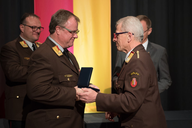 Feuerwehr-Bezirkstagung Linz-Land: Zwei Firmen und Propst Johannes Holzinger mit Medaillen geehrtLEONDING. Wenn es brennt, dann müssen Feuerwehrleute in den Einsatz – egal ob in der Nacht oder während der Arbeitszeit. Ohne Zustimmung der Arbeitgeber wäre letzteres unmöglich, deshalb wurden bei der Bezirkstagung der Feuerwehren vom Bezirk Linz-Land am 23. März 2017 die Firma Hierzer aus Wilhering und die Firma Almi aus Oftering geehrt. Ihnen wurde die „große Florian Ehrenmedaille in Bronze“ vom Landesfeuer