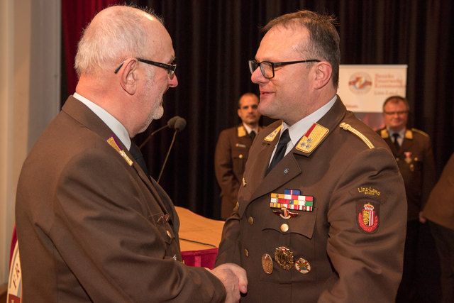 Helmut Födermayr (r.) gratuliert Johannes Holzinger.
