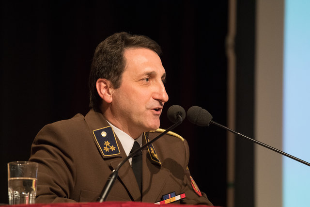 Feuerwehr-Bezirkstagung Linz-Land: Zwei Firmen und Propst Johannes Holzinger mit Medaillen geehrtLEONDING. Wenn es brennt, dann müssen Feuerwehrleute in den Einsatz – egal ob in der Nacht oder während der Arbeitszeit. Ohne Zustimmung der Arbeitgeber wäre letzteres unmöglich, deshalb wurden bei der Bezirkstagung der Feuerwehren vom Bezirk Linz-Land am 23. März 2017 die Firma Hierzer aus Wilhering und die Firma Almi aus Oftering geehrt. Ihnen wurde die „große Florian Ehrenmedaille in Bronze“ vom Landesfeuer