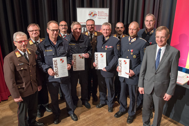 Feuerwehr-Bezirkstagung Linz-Land: Zwei Firmen und Propst Johannes Holzinger mit Medaillen geehrtLEONDING. Wenn es brennt, dann müssen Feuerwehrleute in den Einsatz – egal ob in der Nacht oder während der Arbeitszeit. Ohne Zustimmung der Arbeitgeber wäre letzteres unmöglich, deshalb wurden bei der Bezirkstagung der Feuerwehren vom Bezirk Linz-Land am 23. März 2017 die Firma Hierzer aus Wilhering und die Firma Almi aus Oftering geehrt. Ihnen wurde die „große Florian Ehrenmedaille in Bronze“ vom Landesfeuer