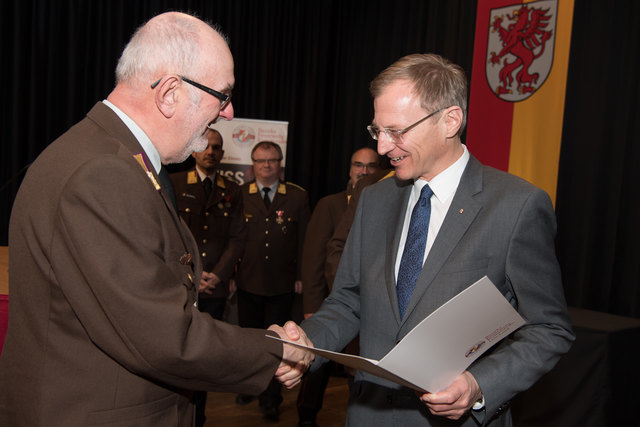 Feuerwehr-Bezirkstagung Linz-Land: Zwei Firmen und Propst Johannes Holzinger mit Medaillen geehrtLEONDING. Wenn es brennt, dann müssen Feuerwehrleute in den Einsatz – egal ob in der Nacht oder während der Arbeitszeit. Ohne Zustimmung der Arbeitgeber wäre letzteres unmöglich, deshalb wurden bei der Bezirkstagung der Feuerwehren vom Bezirk Linz-Land am 23. März 2017 die Firma Hierzer aus Wilhering und die Firma Almi aus Oftering geehrt. Ihnen wurde die „große Florian Ehrenmedaille in Bronze“ vom Landesfeuer