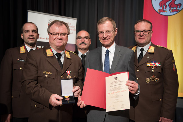 Feuerwehr-Bezirkstagung Linz-Land: Zwei Firmen und Propst Johannes Holzinger mit Medaillen geehrtLEONDING. Wenn es brennt, dann müssen Feuerwehrleute in den Einsatz – egal ob in der Nacht oder während der Arbeitszeit. Ohne Zustimmung der Arbeitgeber wäre letzteres unmöglich, deshalb wurden bei der Bezirkstagung der Feuerwehren vom Bezirk Linz-Land am 23. März 2017 die Firma Hierzer aus Wilhering und die Firma Almi aus Oftering geehrt. Ihnen wurde die „große Florian Ehrenmedaille in Bronze“ vom Landesfeuer