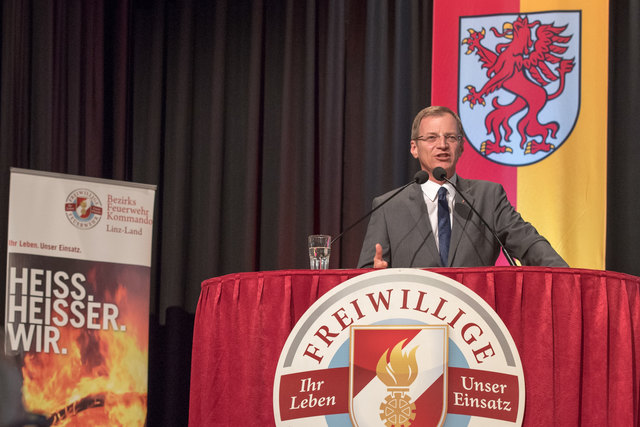 Feuerwehr-Bezirkstagung Linz-Land: Zwei Firmen und Propst Johannes Holzinger mit Medaillen geehrtLEONDING. Wenn es brennt, dann müssen Feuerwehrleute in den Einsatz – egal ob in der Nacht oder während der Arbeitszeit. Ohne Zustimmung der Arbeitgeber wäre letzteres unmöglich, deshalb wurden bei der Bezirkstagung der Feuerwehren vom Bezirk Linz-Land am 23. März 2017 die Firma Hierzer aus Wilhering und die Firma Almi aus Oftering geehrt. Ihnen wurde die „große Florian Ehrenmedaille in Bronze“ vom Landesfeuer