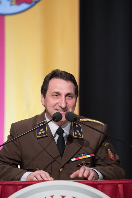 Feuerwehr-Bezirkstagung Linz-Land: Zwei Firmen und Propst Johannes Holzinger mit Medaillen geehrtLEONDING. Wenn es brennt, dann müssen Feuerwehrleute in den Einsatz – egal ob in der Nacht oder während der Arbeitszeit. Ohne Zustimmung der Arbeitgeber wäre letzteres unmöglich, deshalb wurden bei der Bezirkstagung der Feuerwehren vom Bezirk Linz-Land am 23. März 2017 die Firma Hierzer aus Wilhering und die Firma Almi aus Oftering geehrt. Ihnen wurde die „große Florian Ehrenmedaille in Bronze“ vom Landesfeuer