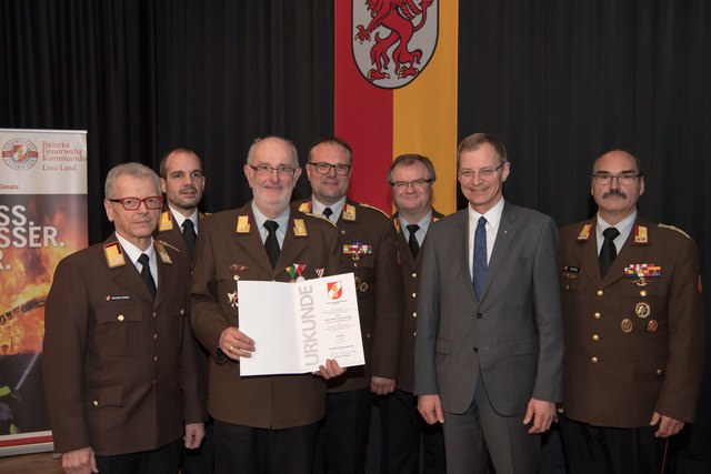 Feuerwehr-Bezirkstagung Linz-Land: Zwei Firmen und Propst Johannes Holzinger mit Medaillen geehrtLEONDING. Wenn es brennt, dann müssen Feuerwehrleute in den Einsatz – egal ob in der Nacht oder während der Arbeitszeit. Ohne Zustimmung der Arbeitgeber wäre letzteres unmöglich, deshalb wurden bei der Bezirkstagung der Feuerwehren vom Bezirk Linz-Land am 23. März 2017 die Firma Hierzer aus Wilhering und die Firma Almi aus Oftering geehrt. Ihnen wurde die „große Florian Ehrenmedaille in Bronze“ vom Landesfeuer