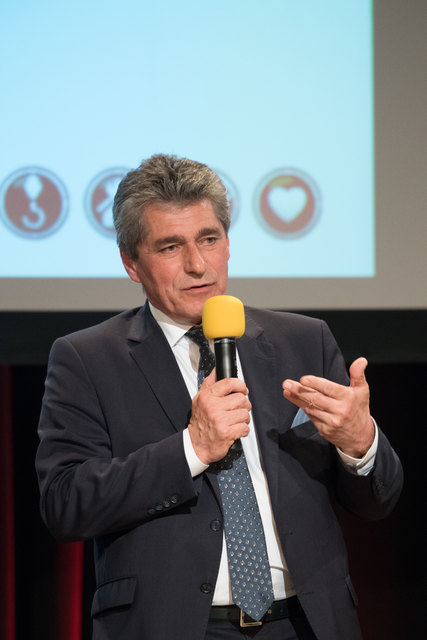 Feuerwehr-Bezirkstagung Linz-Land: Zwei Firmen und Propst Johannes Holzinger mit Medaillen geehrtLEONDING. Wenn es brennt, dann müssen Feuerwehrleute in den Einsatz – egal ob in der Nacht oder während der Arbeitszeit. Ohne Zustimmung der Arbeitgeber wäre letzteres unmöglich, deshalb wurden bei der Bezirkstagung der Feuerwehren vom Bezirk Linz-Land am 23. März 2017 die Firma Hierzer aus Wilhering und die Firma Almi aus Oftering geehrt. Ihnen wurde die „große Florian Ehrenmedaille in Bronze“ vom Landesfeuer
