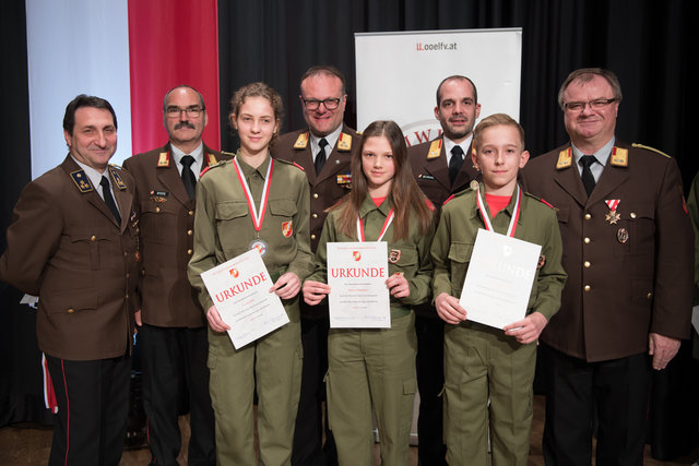 Feuerwehr-Bezirkstagung Linz-Land: Zwei Firmen und Propst Johannes Holzinger mit Medaillen geehrtLEONDING. Wenn es brennt, dann müssen Feuerwehrleute in den Einsatz – egal ob in der Nacht oder während der Arbeitszeit. Ohne Zustimmung der Arbeitgeber wäre letzteres unmöglich, deshalb wurden bei der Bezirkstagung der Feuerwehren vom Bezirk Linz-Land am 23. März 2017 die Firma Hierzer aus Wilhering und die Firma Almi aus Oftering geehrt. Ihnen wurde die „große Florian Ehrenmedaille in Bronze“ vom Landesfeuer