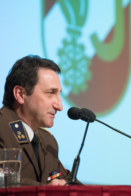 Feuerwehr-Bezirkstagung Linz-Land: Zwei Firmen und Propst Johannes Holzinger mit Medaillen geehrtLEONDING. Wenn es brennt, dann müssen Feuerwehrleute in den Einsatz – egal ob in der Nacht oder während der Arbeitszeit. Ohne Zustimmung der Arbeitgeber wäre letzteres unmöglich, deshalb wurden bei der Bezirkstagung der Feuerwehren vom Bezirk Linz-Land am 23. März 2017 die Firma Hierzer aus Wilhering und die Firma Almi aus Oftering geehrt. Ihnen wurde die „große Florian Ehrenmedaille in Bronze“ vom Landesfeuer